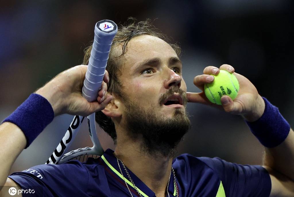 杨瀚森与女友在美国的甜蜜生活，浪漫瞬间再现！